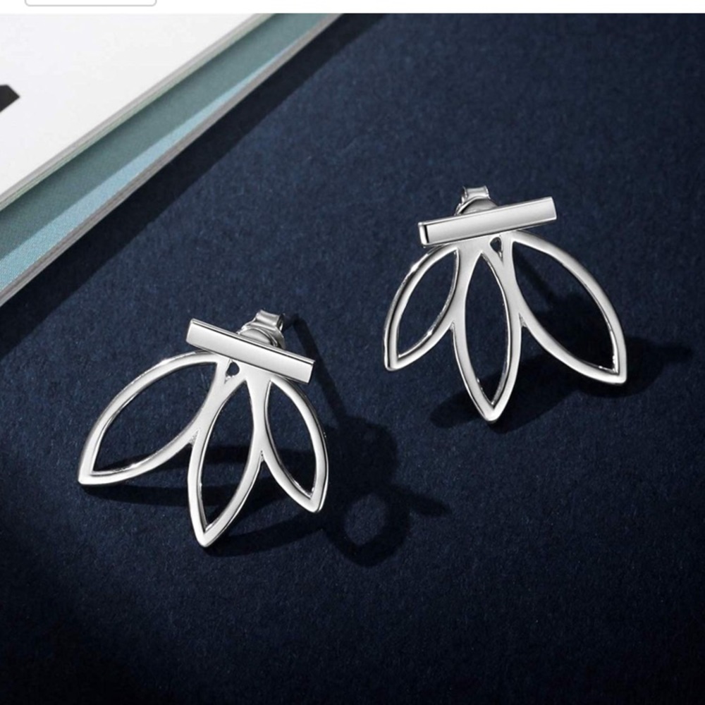 💋4/$25💋3-piece Multi-Way Bar / Lotus Earrings🔥